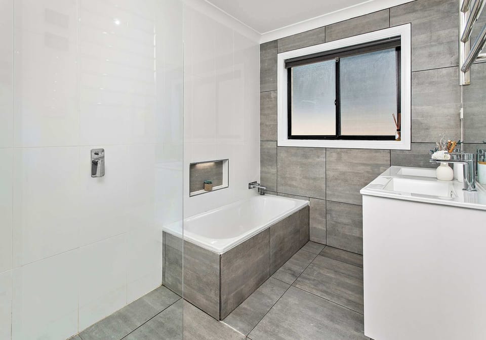 Pacific View  |  Main Bathroom