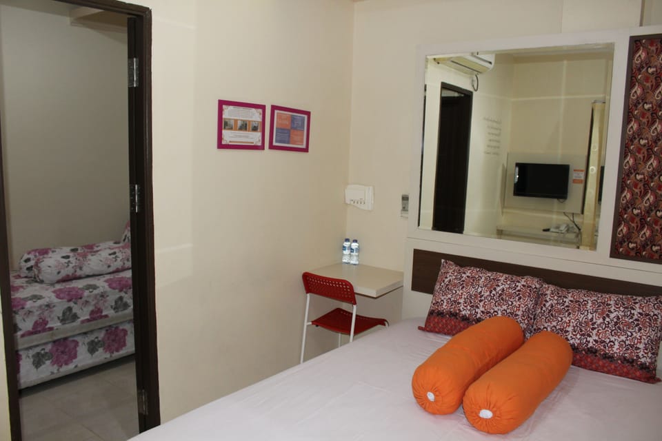 Family Room | Desk, free WiFi, bed sheets