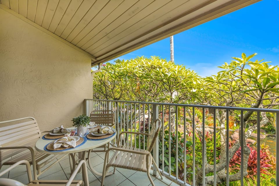 Enjoy the perfect blend of sun and shade on this spacious balcony. It's an ideal spot for slow mornings or peaceful afternoons surrounded by vibrant tropical trees.