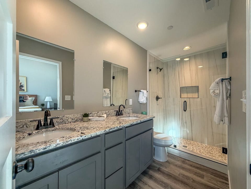 Bedroom 1 En Suite Bathroom