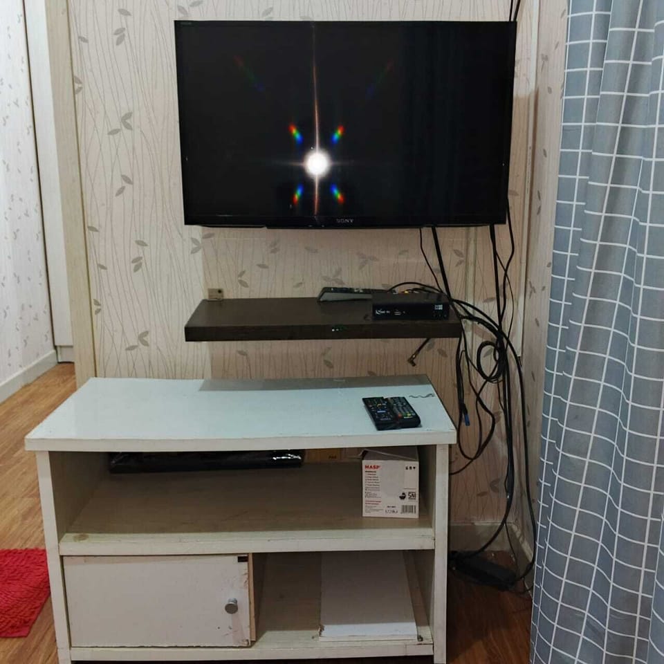 Basic Studio | Desk, laptop workspace
