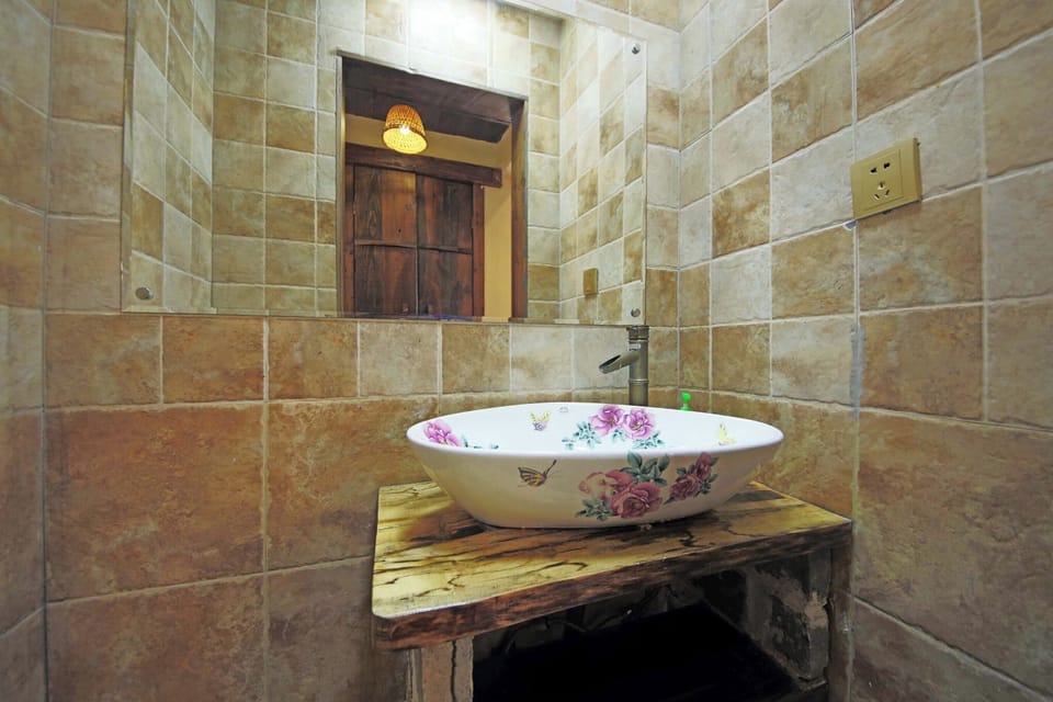 Luxury Suite, Mountain View | Bathroom | Shower, free toiletries, hair dryer, slippers