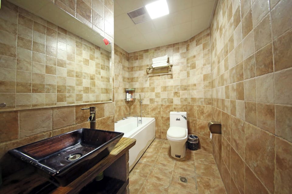Deluxe Suite, Mountain View | Bathroom | Shower, free toiletries, hair dryer, slippers