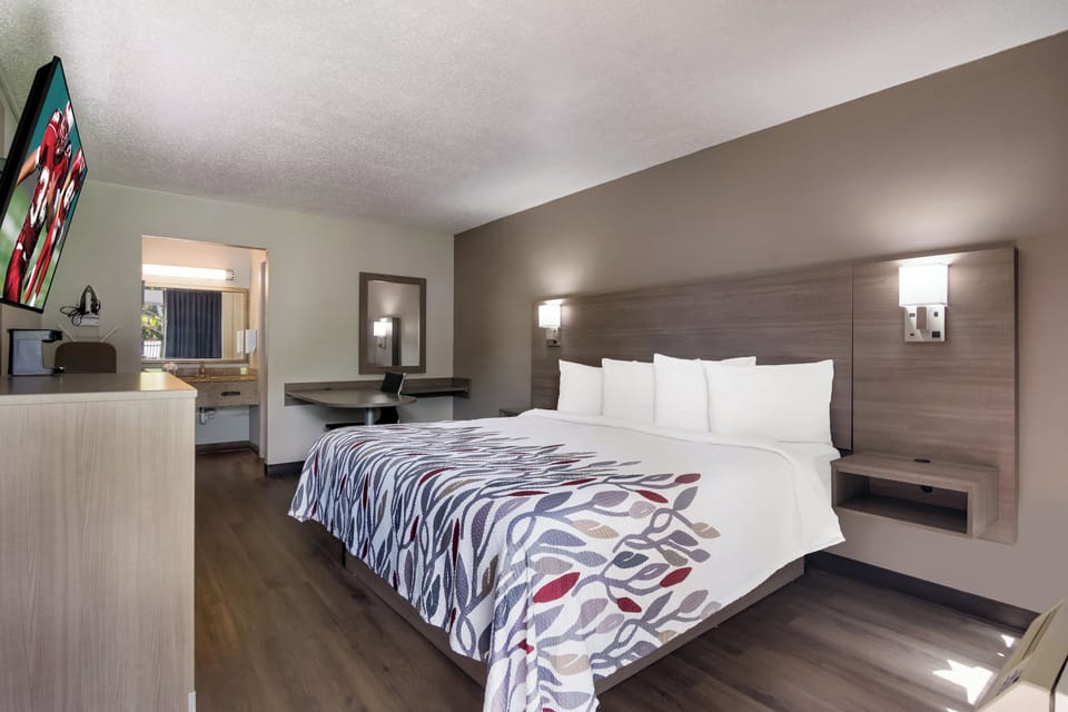 Desk, blackout drapes, free WiFi, bed sheets