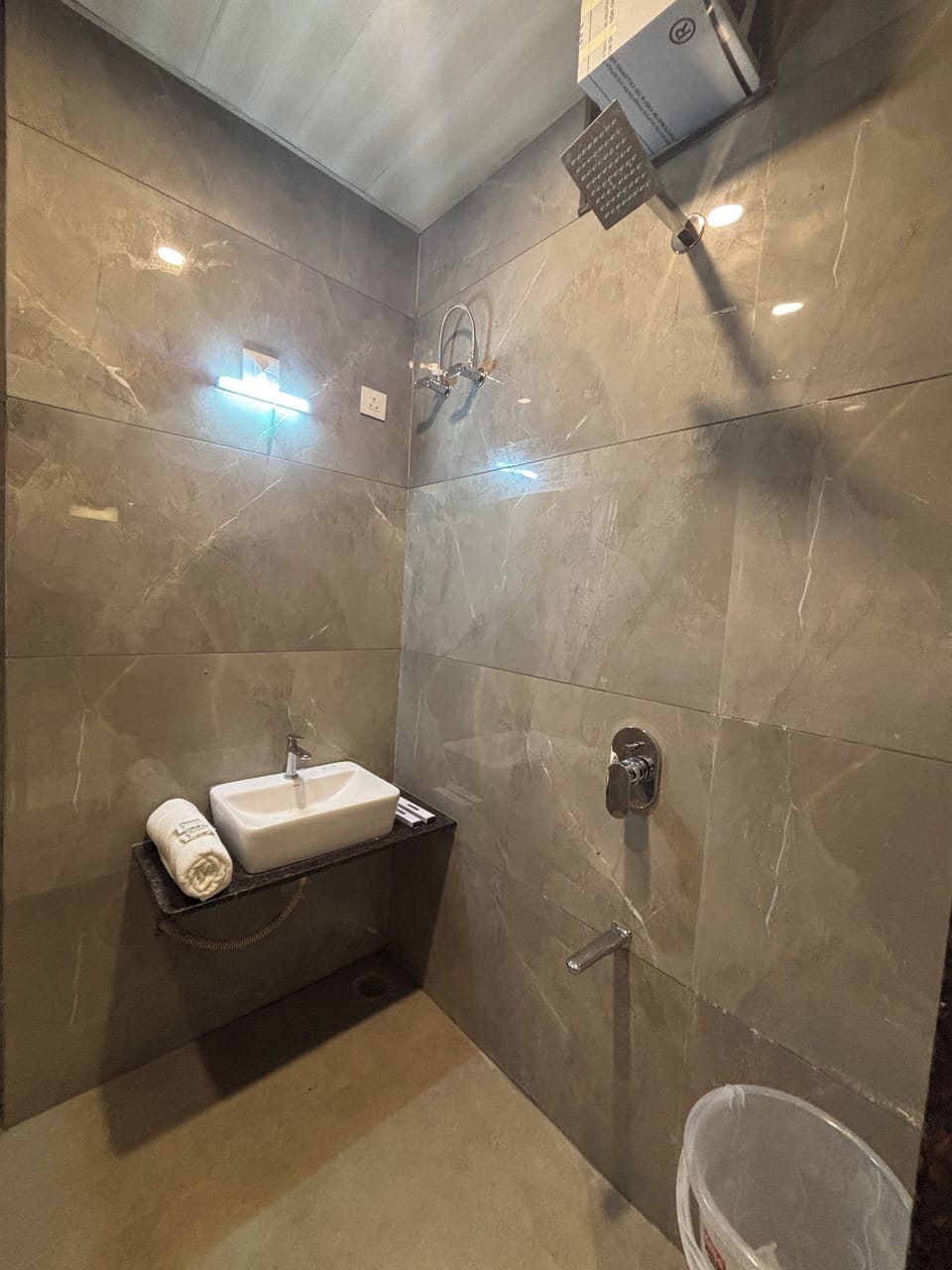 Deluxe Double Room | Bathroom | Shower, slippers, towels, soap