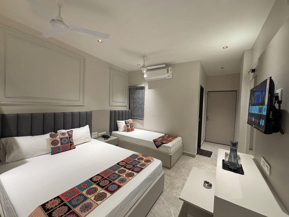 Classic Quadruple Room, City View | Laptop workspace, free WiFi