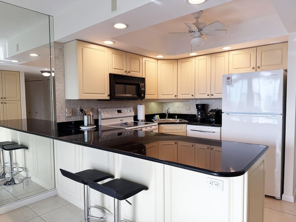 1BR Harbor Towers Condo – Pool, Marina, Gym (6212)