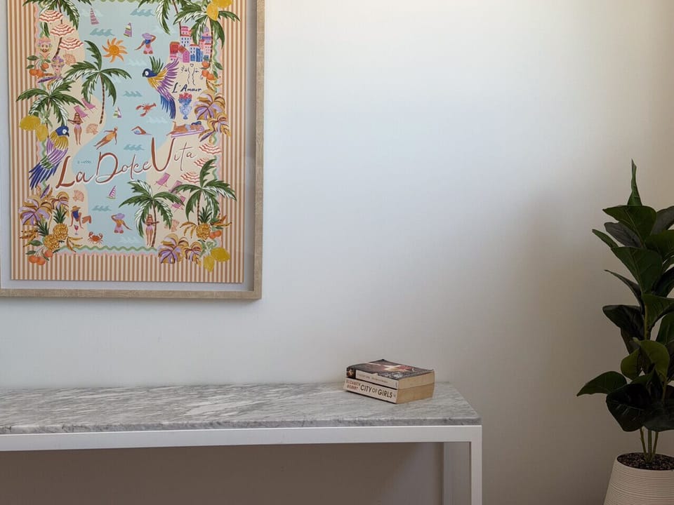 Simple decorations in the bedroom