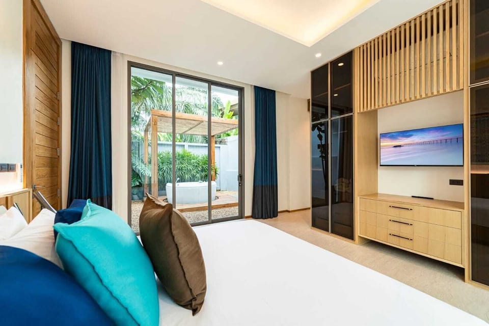 Comfortable king-size bed with hotel-quality mattress
• Air-conditioning in every bedroom
• Ensuite bathroom for full privacy
• Wardrobe with hangers
• Bedside tables