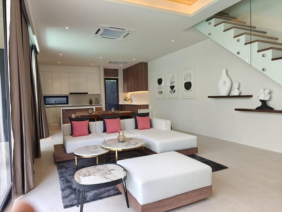 Contemporary living space designed for relaxation, seamlessly connected to the dining and kitchen areas.