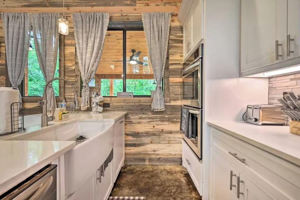 Fully equipped kitchen with double oven.
