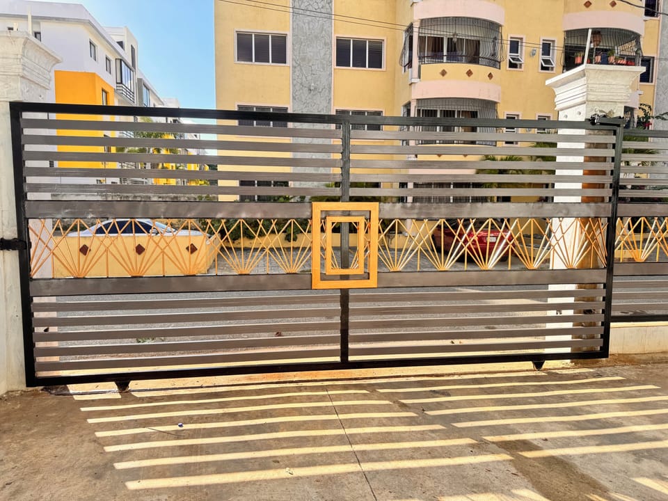 Apartment, 4 Bedrooms, Smoking, Balcony | Property grounds