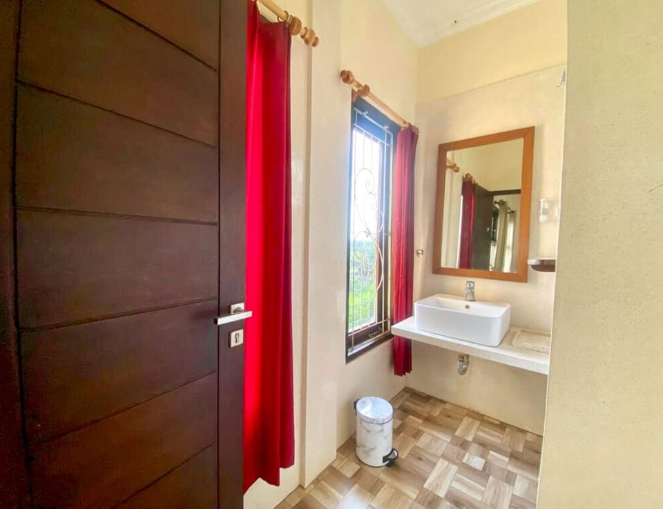 Basic Suite, Balcony, Garden View | Bathroom