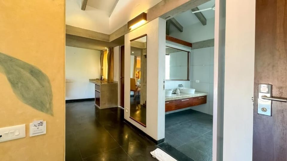 Superior Double Room | Bathroom | Shower, free toiletries, slippers, towels