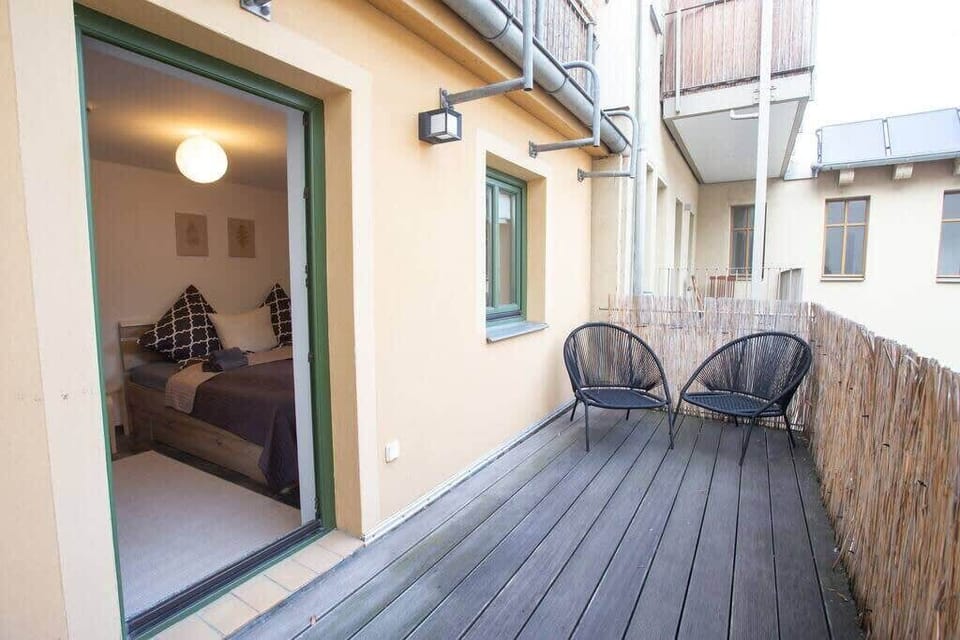 Vom Schlafzimmer aus kommt ihr auf den großen Balkon. 