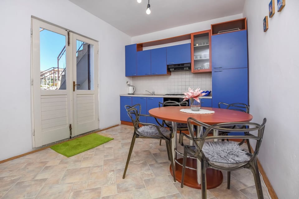 Apartment (A1) | Private kitchen | Fridge, oven, stovetop, electric kettle