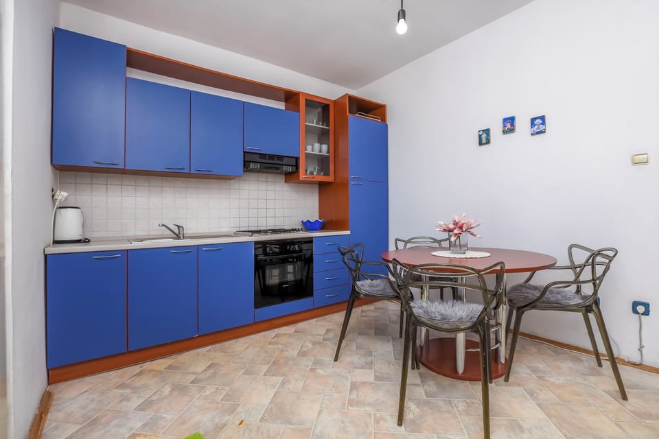 Apartment (A1) | Private kitchen | Fridge, oven, stovetop, electric kettle