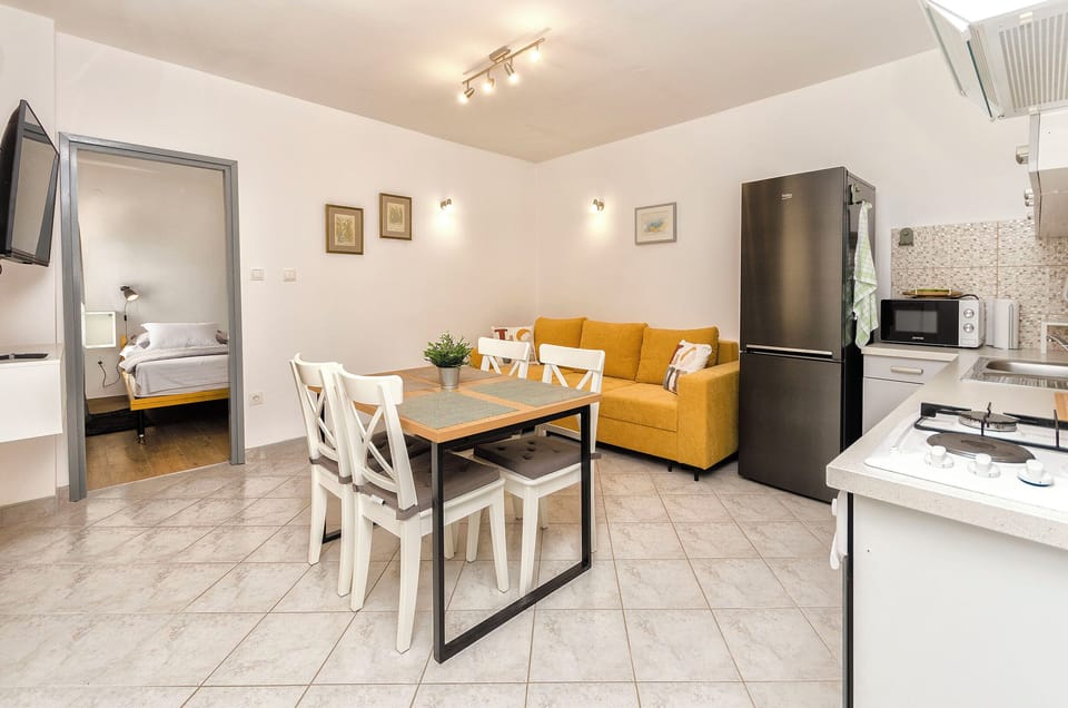 House | Private kitchen | Fridge, microwave, oven, stovetop