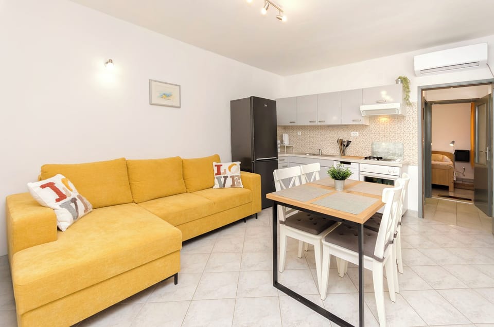 House | Private kitchen | Fridge, microwave, oven, stovetop
