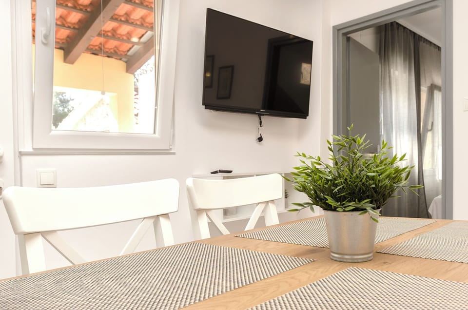 House | Private kitchen | Fridge, microwave, oven, stovetop