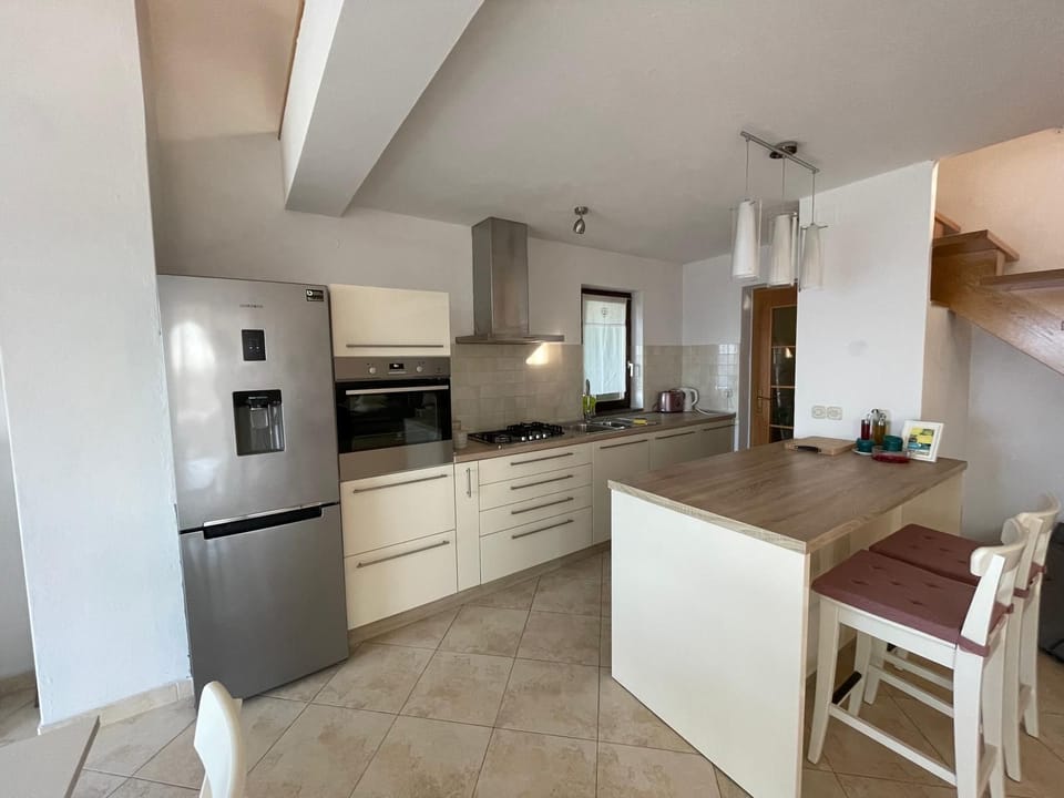 Apartment (A1) | Private kitchen | Fridge, microwave, oven, stovetop
