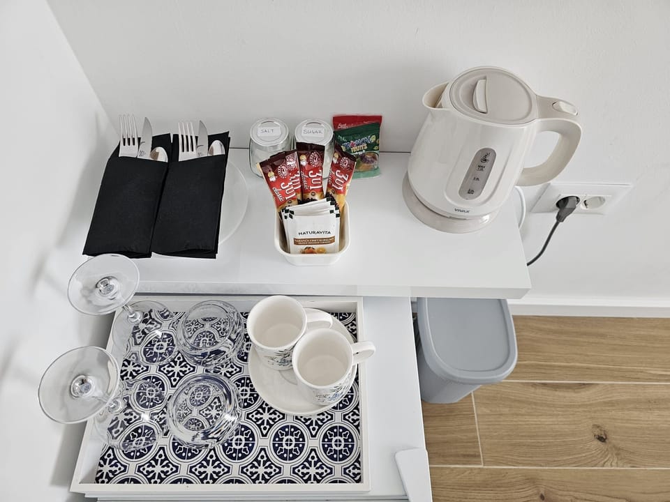 Room (S1) | Interior