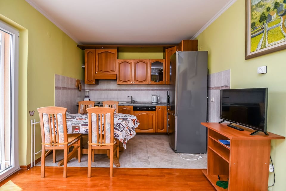Apartment (A1) | Private kitchen | Fridge, microwave, oven, stovetop