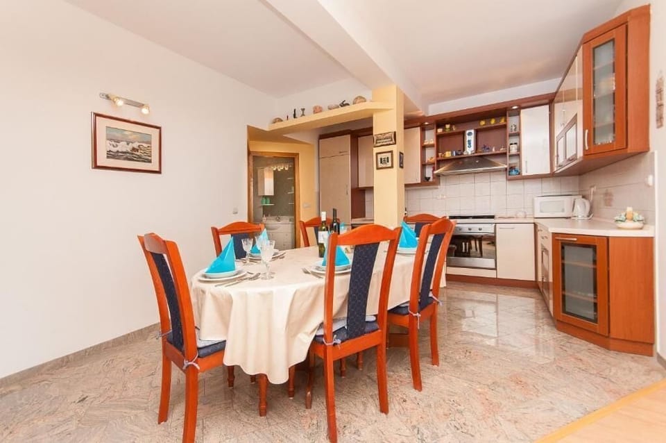 House | Private kitchen | Fridge, microwave, oven, stovetop