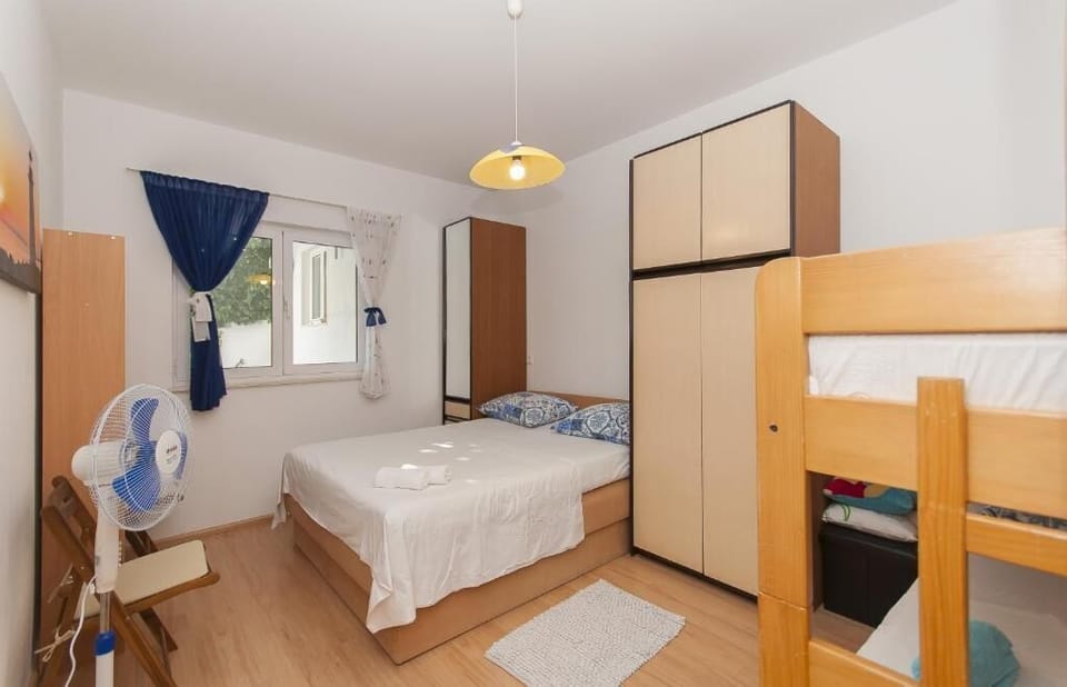 House | Iron/ironing board, free WiFi