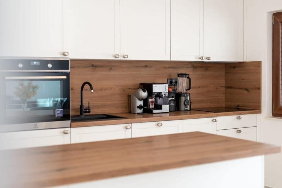 Apartment (A1) | Private kitchen | Fridge, microwave, oven, stovetop