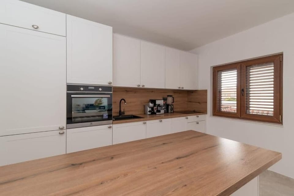 Apartment (A1) | Private kitchen | Fridge, microwave, oven, stovetop