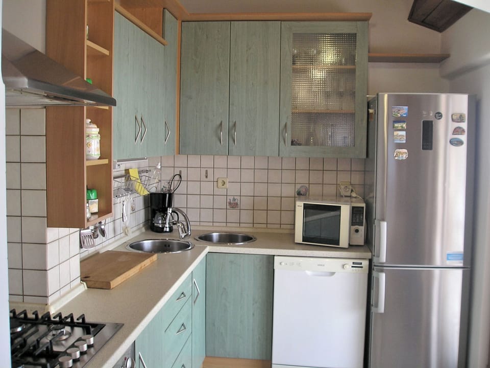 Apartment (A1) | Private kitchen | Fridge, microwave, oven, stovetop