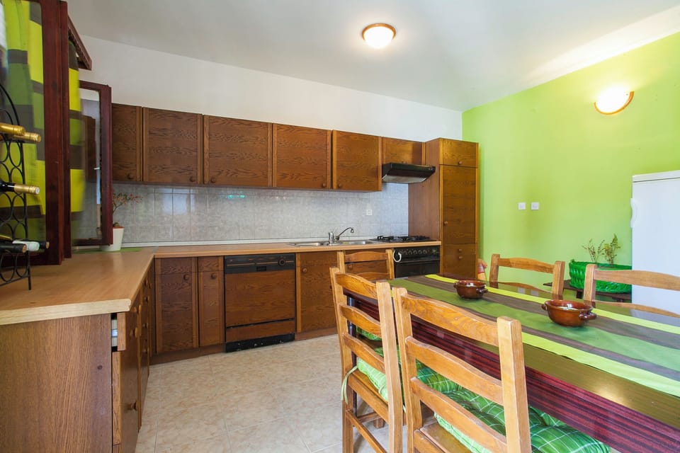 Apartment (A1) | Private kitchen | Microwave, oven, stovetop, dishwasher