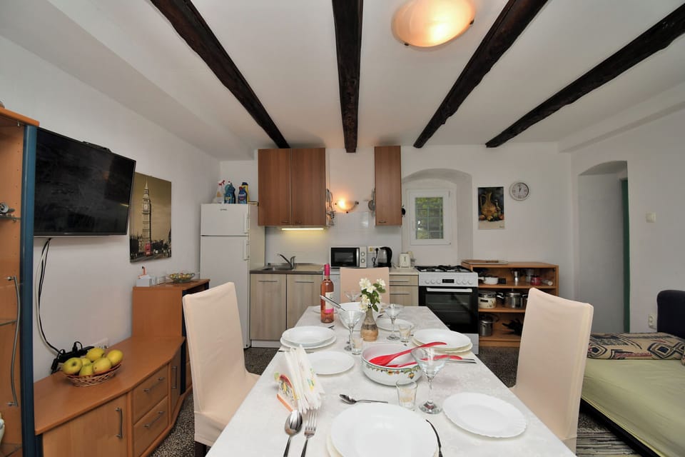 Apartment (A1) | Private kitchen | Fridge, microwave, oven, stovetop
