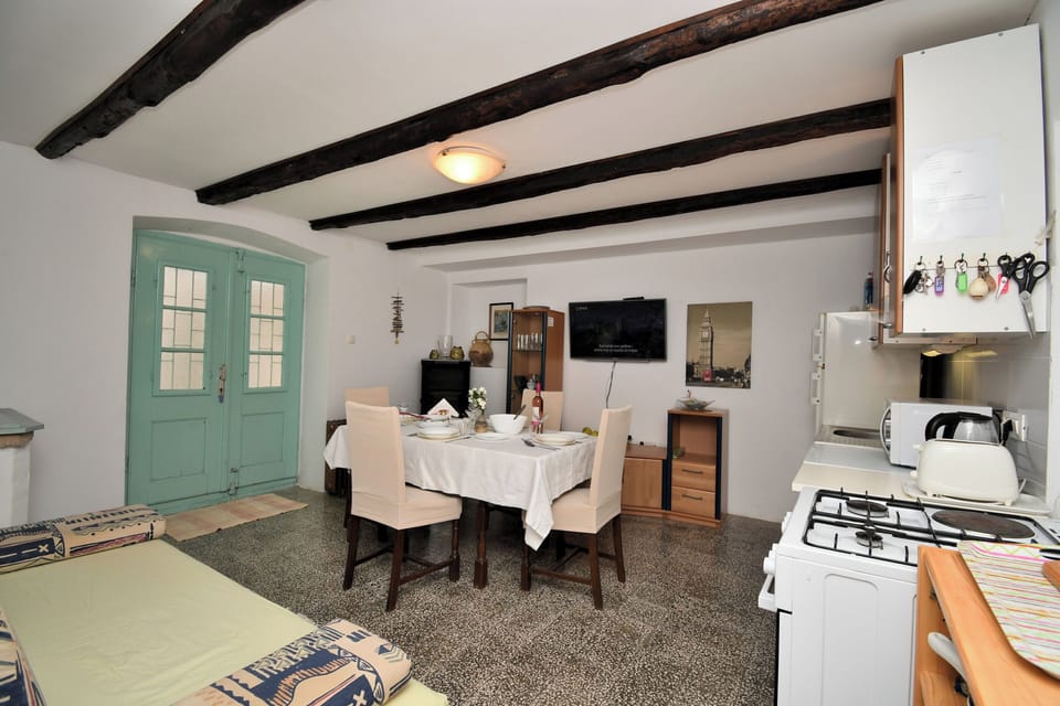 Apartment (A1) | Private kitchen | Fridge, microwave, oven, stovetop