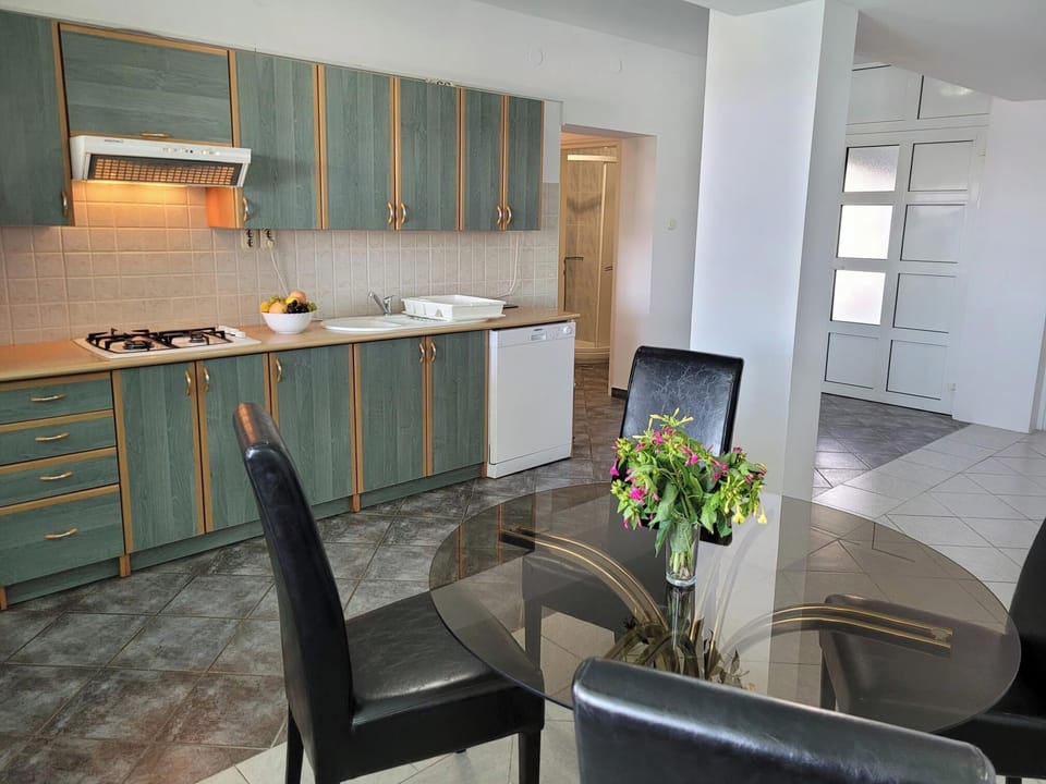 House | Private kitchen | Fridge, microwave, oven, stovetop