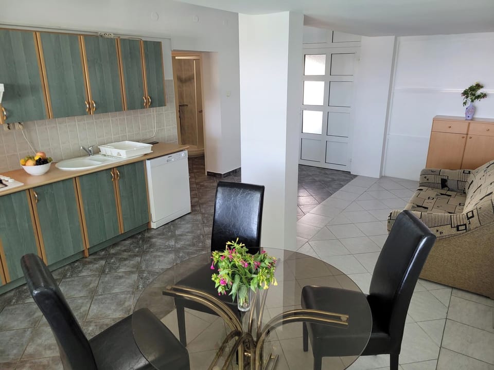 House | Private kitchen | Fridge, microwave, oven, stovetop