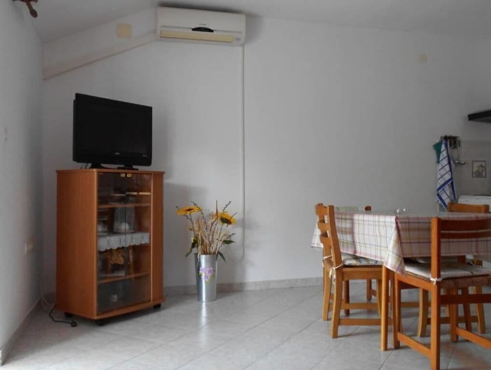 Apartment (A1) | Dining