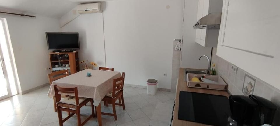 Apartment (A1) | Private kitchen | Fridge, oven, stovetop, dishwasher