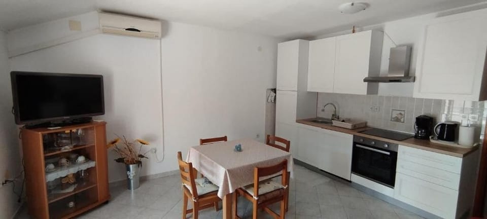 Apartment (A1) | Private kitchen | Fridge, oven, stovetop, dishwasher