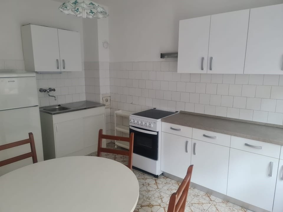 Apartment (A1) | Private kitchen | Fridge, oven, stovetop, electric kettle