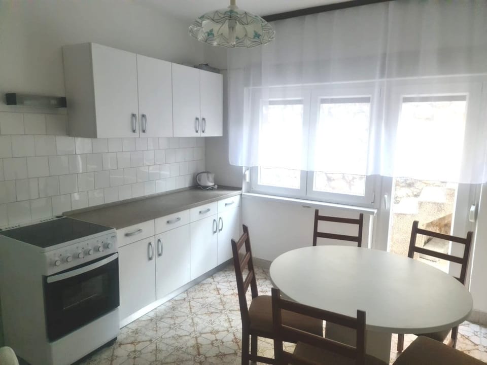 Apartment (A1) | Private kitchen | Fridge, oven, stovetop, electric kettle