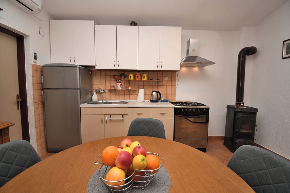 House | Private kitchen | Fridge, oven, stovetop, espresso maker
