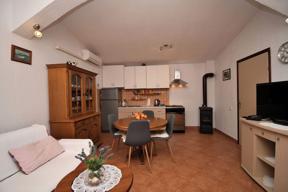 House | Private kitchen | Fridge, oven, stovetop, espresso maker