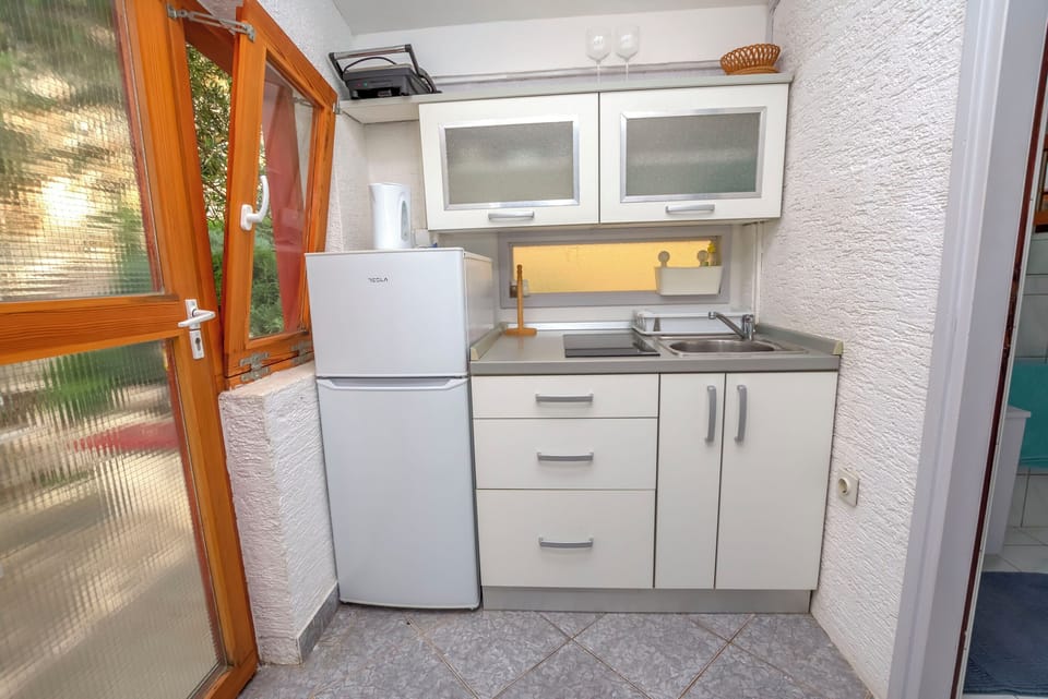 Studio (A1) | Private kitchen | Fridge, stovetop, electric kettle, cookware/dishes/utensils