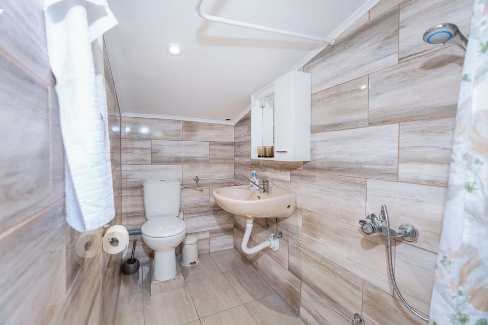 Studio (A1) | Bathroom | Shower
