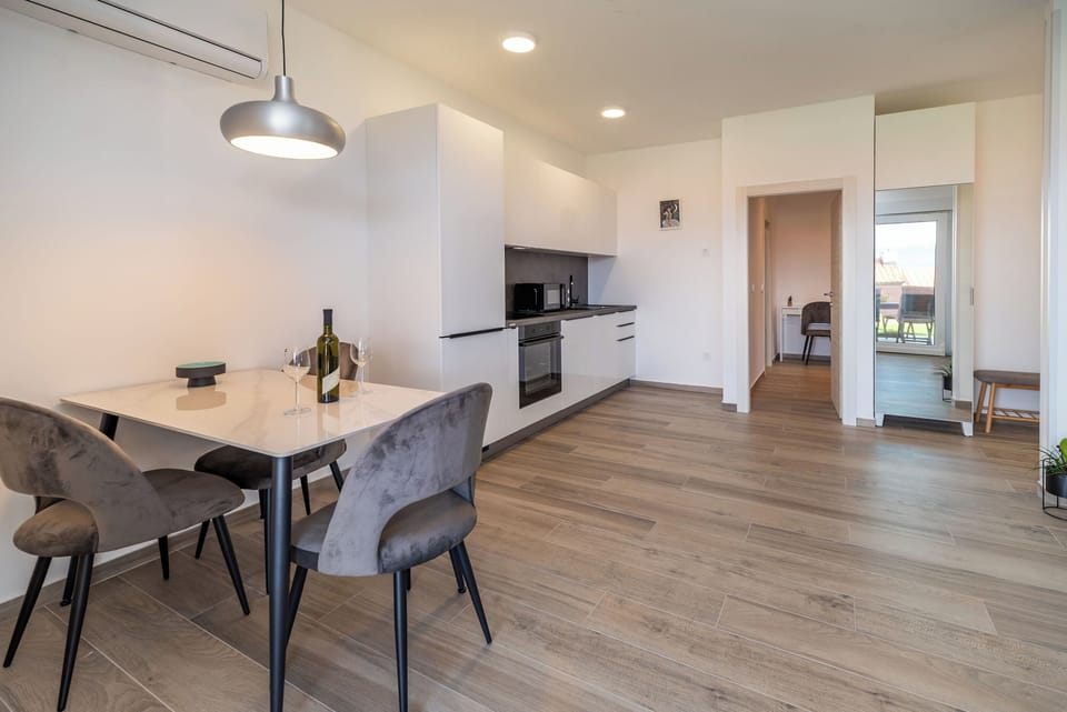 Apartment (A1) | Private kitchen | Fridge, microwave, oven, stovetop