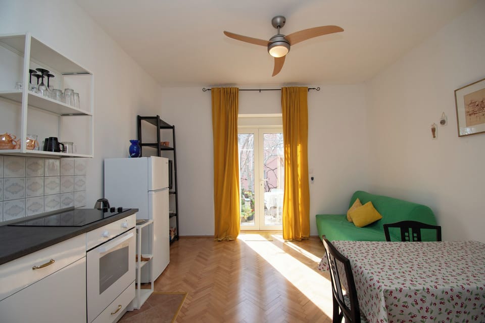 Studio (A1) | Private kitchen | Fridge, oven, stovetop, espresso maker