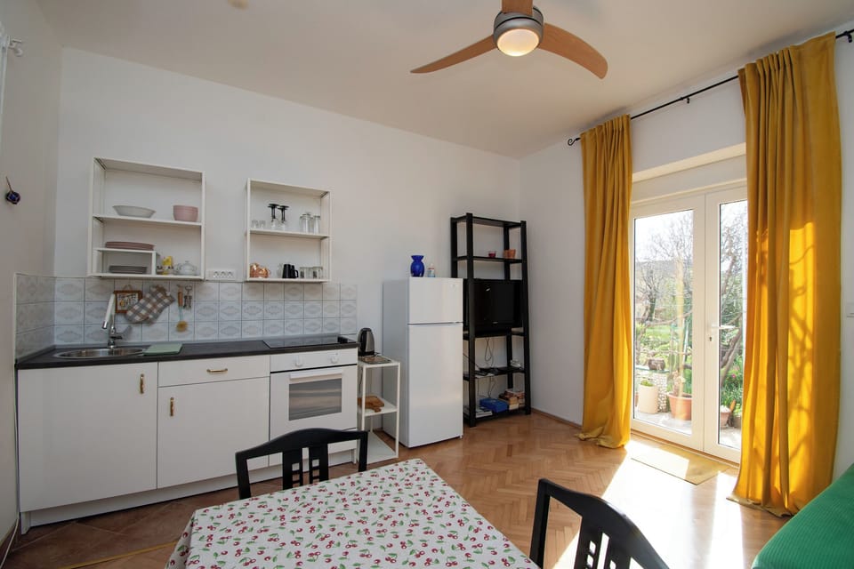 Studio (A1) | Private kitchen | Fridge, oven, stovetop, espresso maker