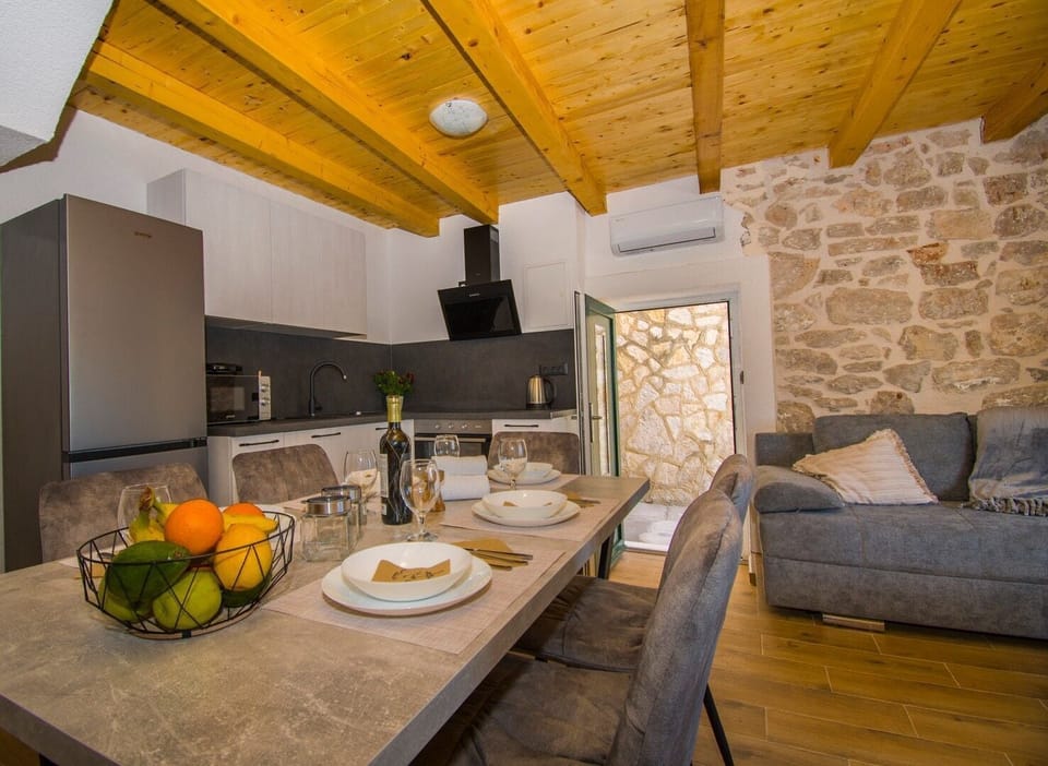 House | Private kitchen | Fridge, microwave, oven, stovetop